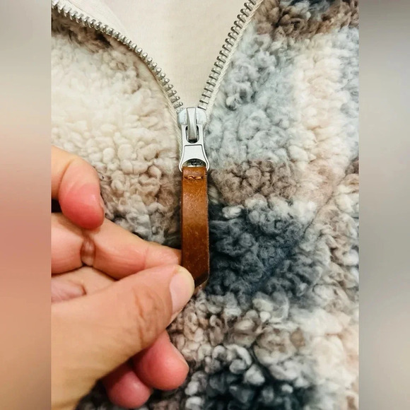 THRED-SUPPLY Plaid print cropped Sherpa sweatshirt THRED-SUPPLY size small cozy - Picture 3 of 10